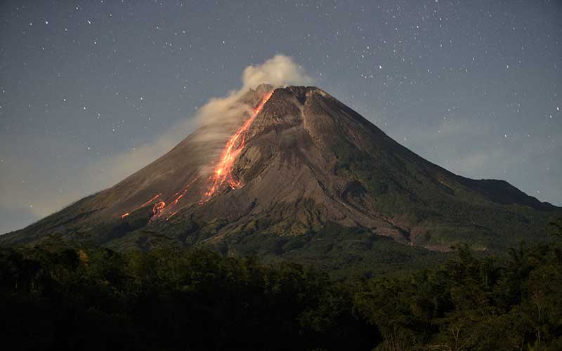 Gunung Merapi Kembali Keluarkan Lava Pijar Dan Semburkan Awan Panas