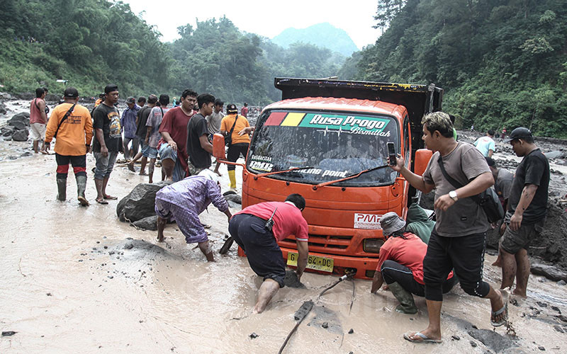 24 Truk Terjebak Banjir Lahar Gunung Merapi