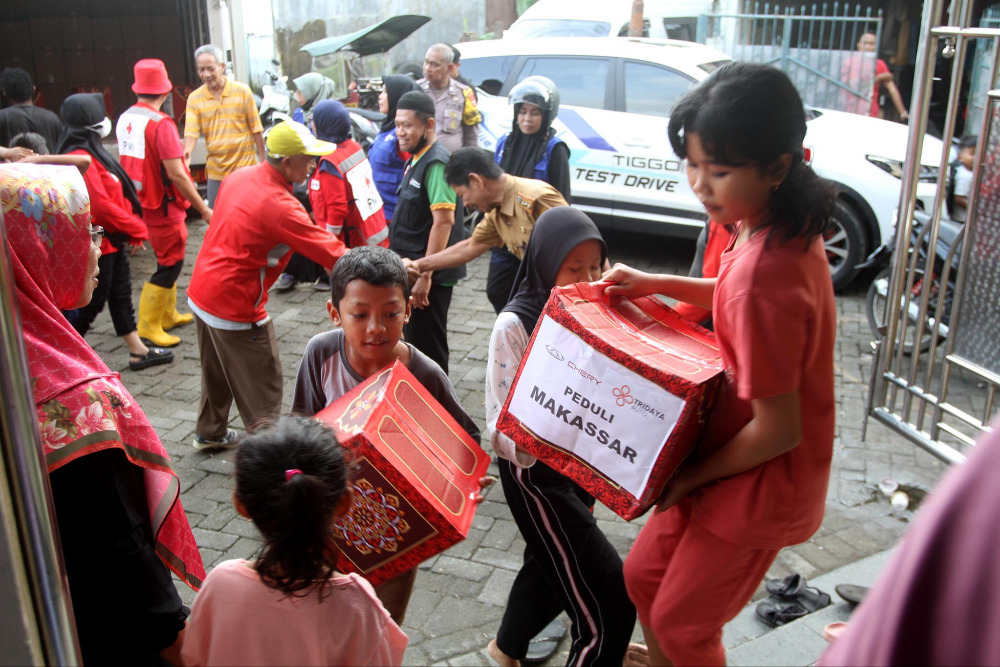 Penyerahan Bantuan Paket Sembako Kepada Warga Yang Terdampak Banjir Di