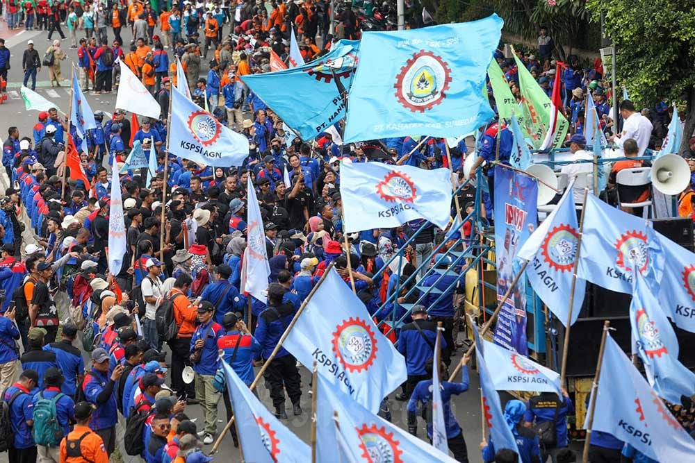 Ribuan Buruh Gelar Aksi Demo Di Kawasan Patung Kuda Jakarta