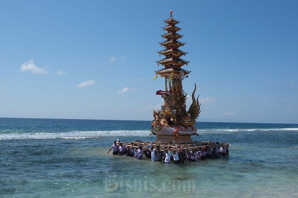 Upacara Ngaben Massal Di Nusa Penida Bali