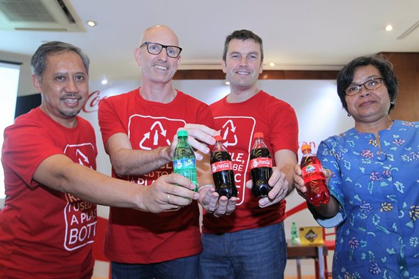 PABRIKAN MINUMAN RINGAN : Coca-Cola Produksi Kemasan Ramah Lingkungan