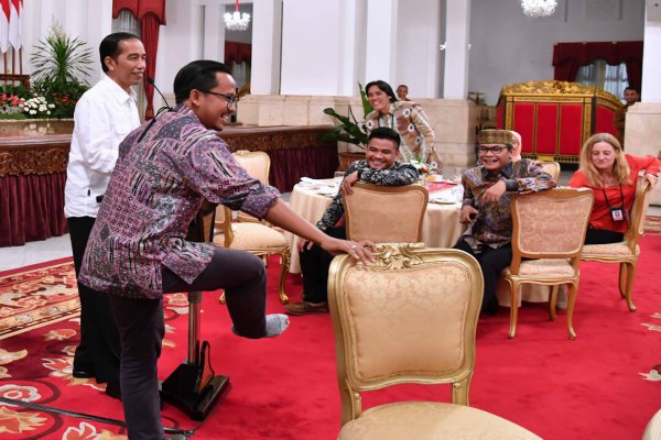 Kaos Kaki Bolong di Depan Presiden