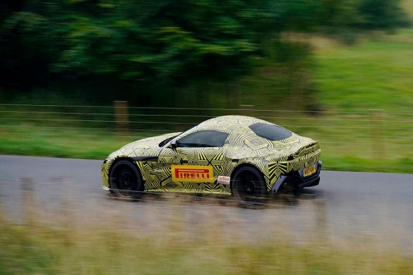 AUTOVAGANZA :  Aston Martin Kawinkan DB11 dan Mesin V8