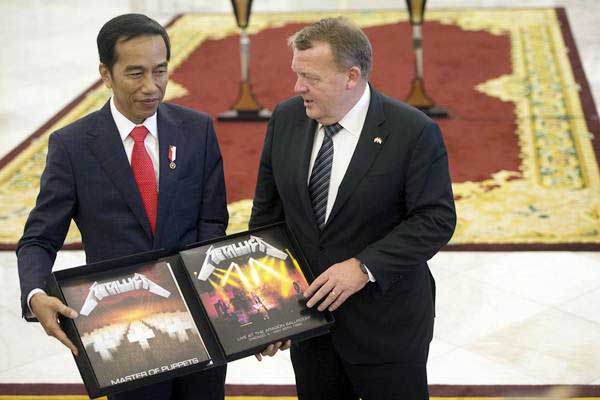 KUNJUNGAN PM DENMARK : Sekotak Album Metallica untuk Presiden 