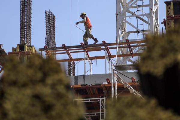 JAMINAN SOSIAL TENAGA KERJA : Kontraktor Agar Daftarkan Pekerja Konstruksi
