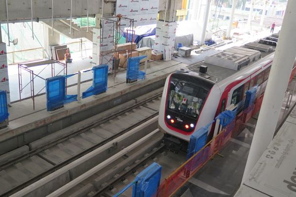 KERETA RINGAN : LRT Jakarta Laik Operasi Secara Terbatas