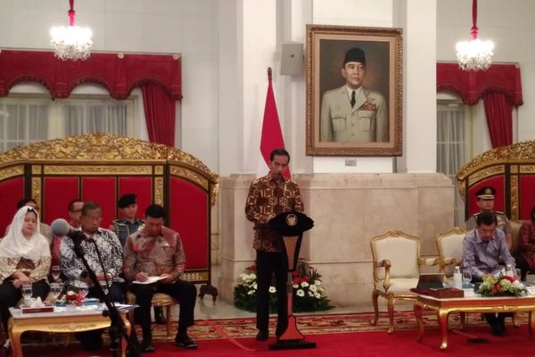 EVALUASI PAKET KEBIJAKAN : Implementasi Tersendat