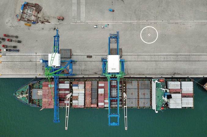 PENGAPALAN LANGSUNG  : Pelabuhan RI Berebut Servis Pasar Asia