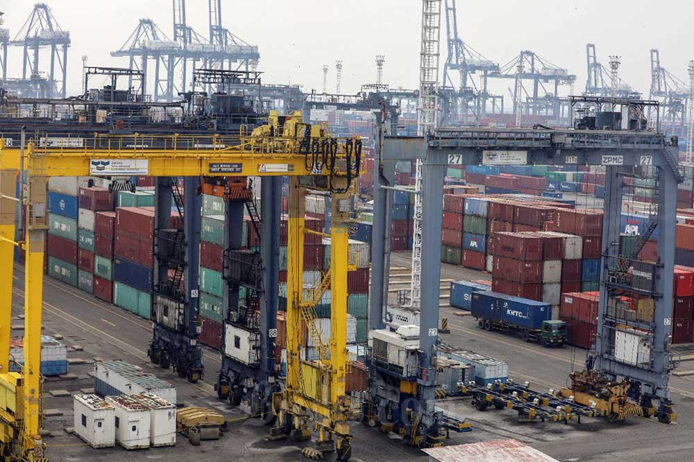 PENAIKAN TARIF KONTAINER DI PRIOK : Biaya Pelabuhan Kian Membubung