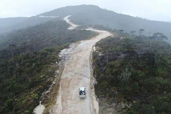 INFRASTRUKTUR DASAR : Jalan Trans-Papua Butuh Waktu