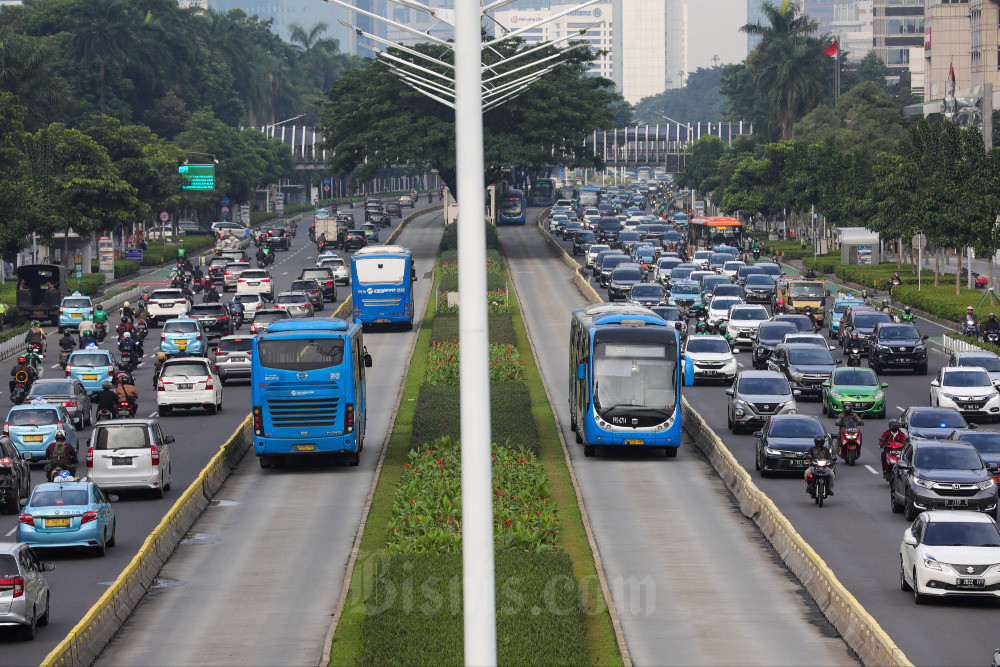 INFRASTRUKTUR ANGKUTAN MASSAL : Lemah Daya Tarik Transportasi Publik