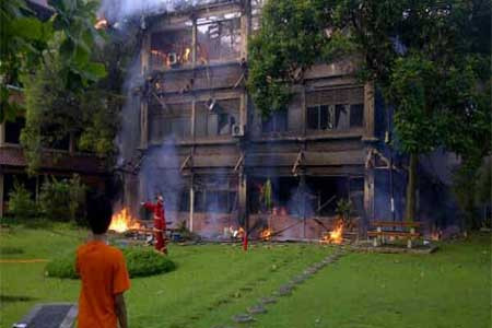 Kobaran Api di Gedung C Fisip UI Berhasil Dipadamkan