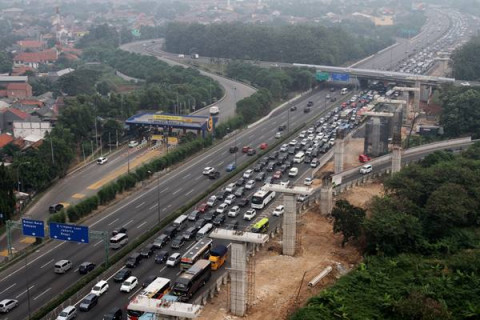 Rest Area KM 42 Tol Cikampek-Jakarta Dipenuhi Kendaraan Pemudik