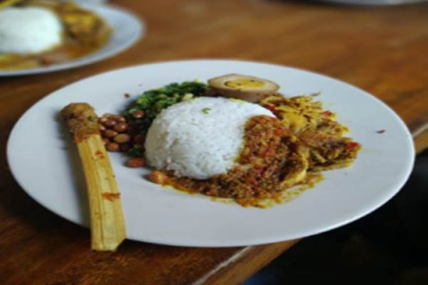 JELAJAH JAWA BALI 2018: Nasi Ayam Pedas Bu Oki yang Menggigit