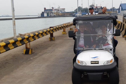 Naik Buggy Car, Rini Tinjau Dermaga Eksekutif Merak