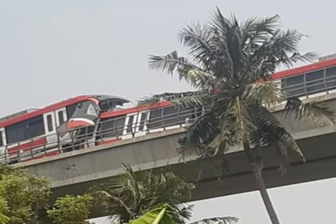 Tim Mulai Evakuasi Rangkaian LRT yang Tabrakan di Jakarta Timur
