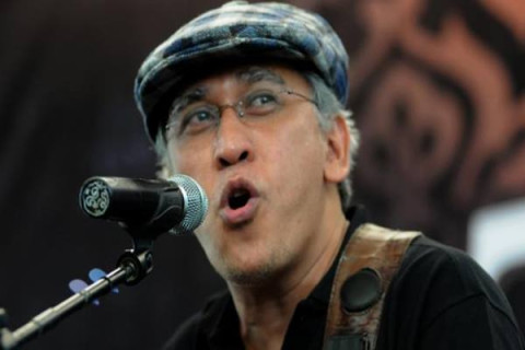 Iwan Fals Lantang Bacakan Puisi Kecoa Pembangunan, Netizen: Alhamdulliah Dia Sudah Sadar!