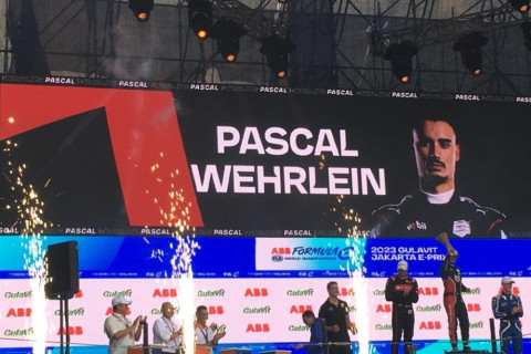 Pascal Wehrlein Juara Formula E Jakarta, Bamsoet dan Sandiaga Uno Beri Piala