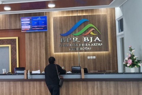OJK Ungkap Biang Kerok 20 Bank Perekonomian Tutup selama 2024