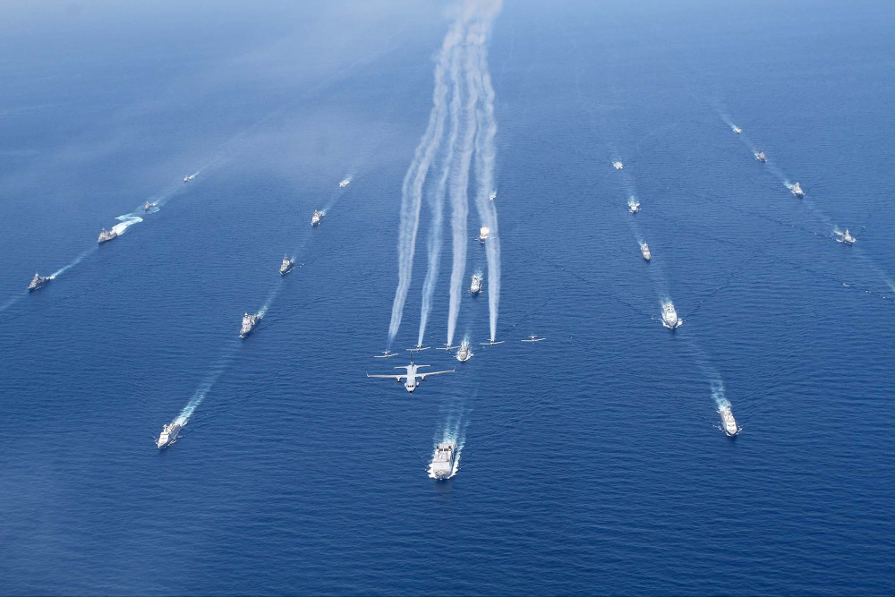 Kapal Perang Dari Berbagai Negara Berlayar di Selat Makassar