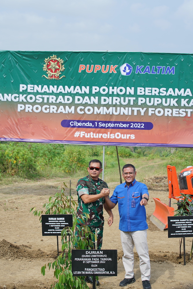Direktur Utama Pupuk Kaltim Rahmad Pribadi (kanan) bersama dengan Pangkostrad Letjen TNI Maruli Simanjuntak saat penanaman tanaman dalam program community forest di Sukabumi, Kamis (1/9/2022)./JIBI-Istimewa