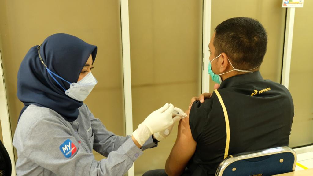 Dorong Percepatan Pemulihan Pandemi, Pertamina Patra Niaga Regional Jawa Bagian Tengah Jalani Vaksinasi Booster Dosis Ketiga