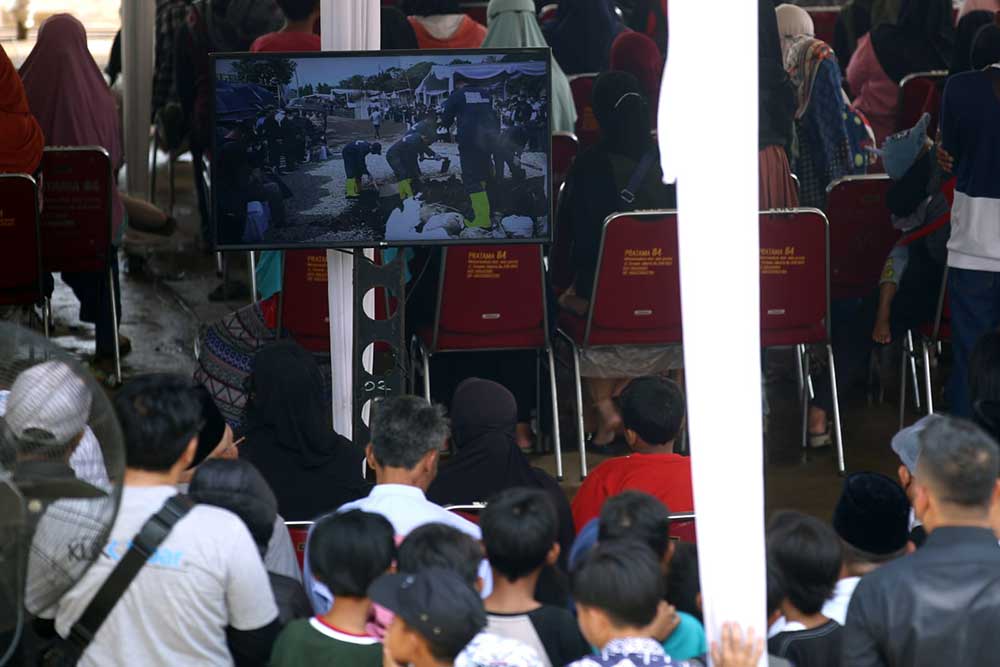 Ribuan Warga Antarkan Emmeril Kahn Mumtadz Ke Peristirahatan Terakhir