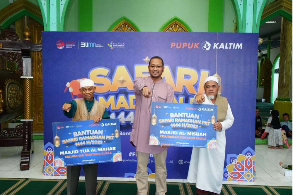 SVP Sekretaris Perusahaan PKT Teguh Ismartono secara simbolik memberikan bantuan kepada Masjid Jami Al-Misbah di wilayah Bontang Kuala, Kalimantan Timur./JIBI-Istimewa