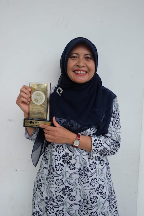 SVP SDM PKT Endang Murtiningsih menunjukkan penghargaan Peringkat 1 Employment Social Security (ESS) Award 2021 kategori Badan Usaha Skala Besar yang diterima dari BPJS Ketenagakerjaan Cabang Bontang, Jumat (1/4/2022)./JIBI-Istimewa
