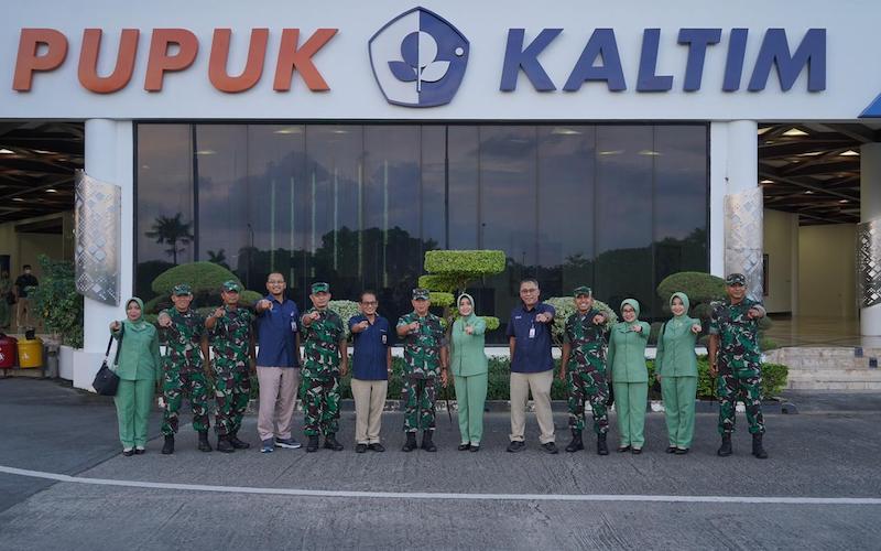 Komandan Korem 091 Aji Surya Natakesuma (ASN) Brigjen TNI Dendi Suryadi mengunjungi PT Pupuk Kalimantan Timur (PKT)./JIBI-Istimewa