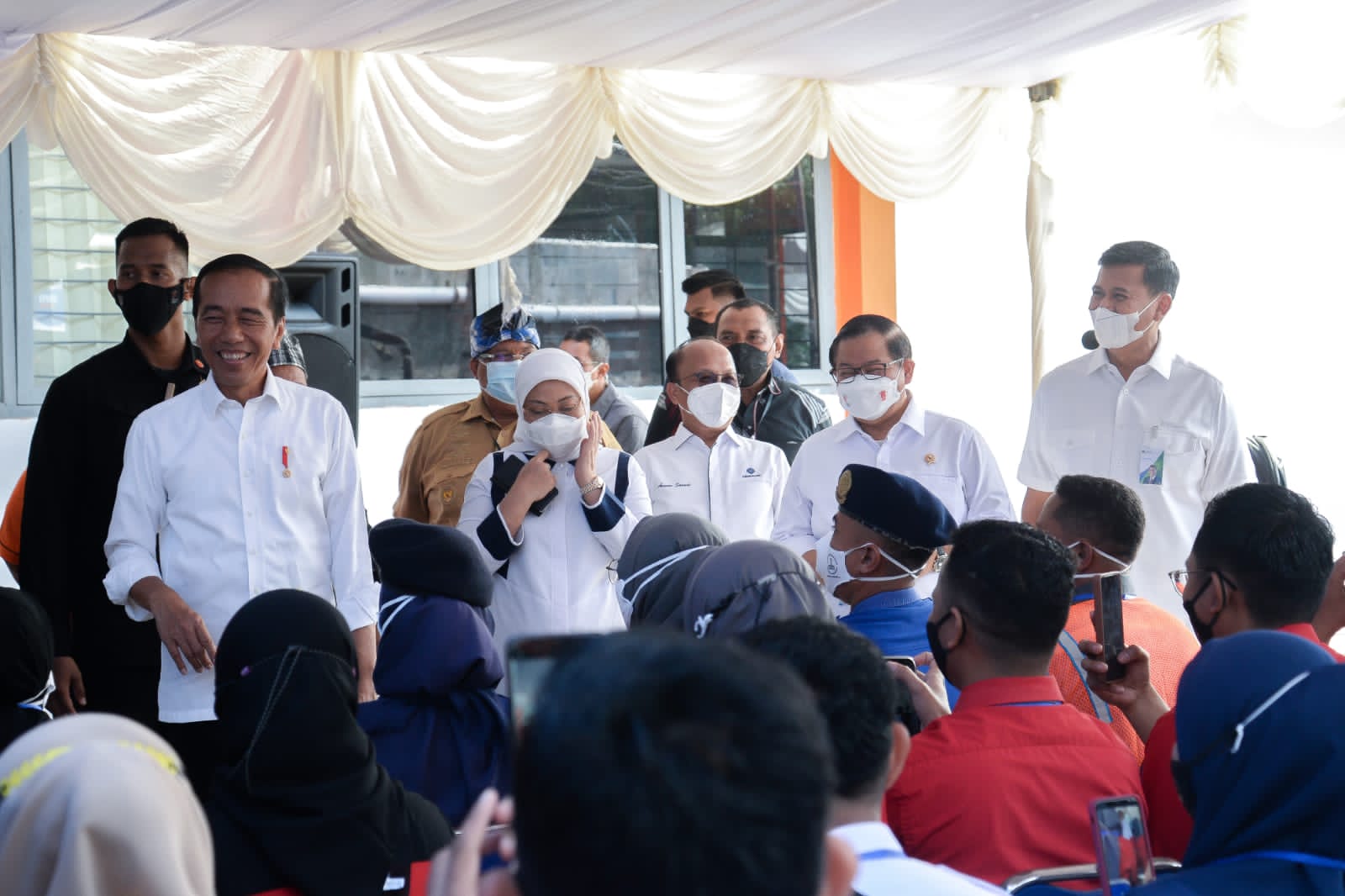 Kunjungan Kerja Ke Baubau dan Buton, Presiden Serahkan BSU Bagi Peserta BPJS Ketenagakerjaan
