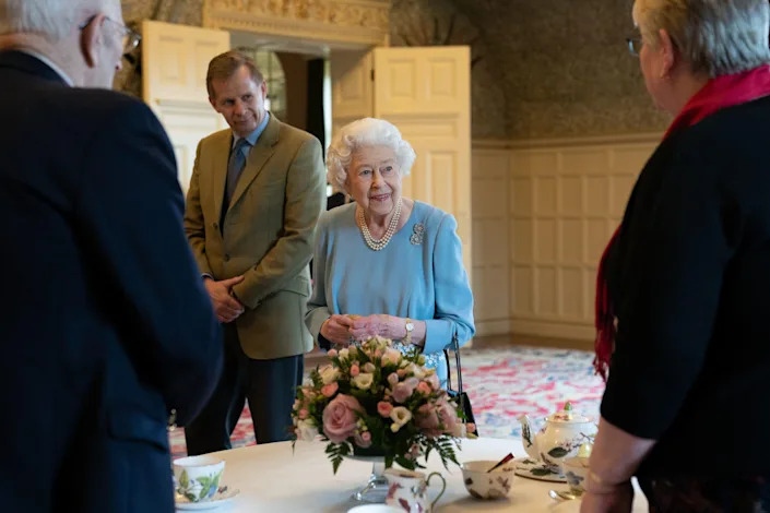 Foto-foto Ratu Elizabeth Potong Kue Rayakan 70 Tahun Bertahta, Platinum Jubilee