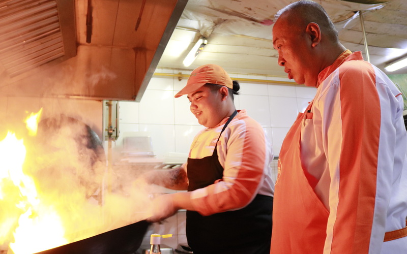 Deddie Jangkar (kanan), Chef Executive Harris Hotel Sentraland Semarang, tengah memantau pekerjaan juru masak. Secara eksklusif, Deddie hanya menggunakan bahan baku halal di setiap menu yang disajikan./Bisnis-Muhammad Faisal Nur Ikhsan.