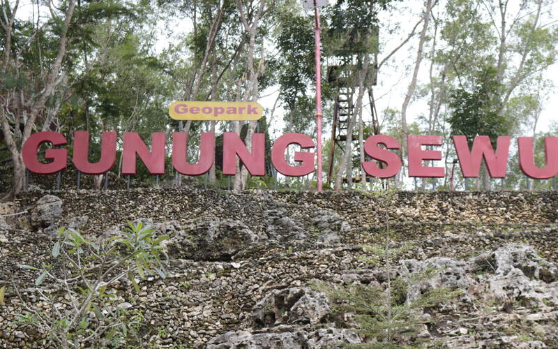 Penanda Geopark Gunung Sewu yang berada tepat di pintu masuk Museum Karst Indonesia yang belokasi di Kabupaten Wonogiri./Bisnis-Muhammad Faisal Nur Ikhsan