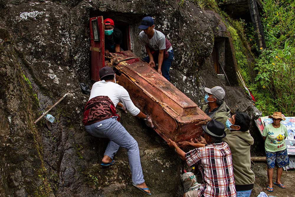 Ritual Manene Suku Toraja, Dari Leluhur Untuk Leluhur