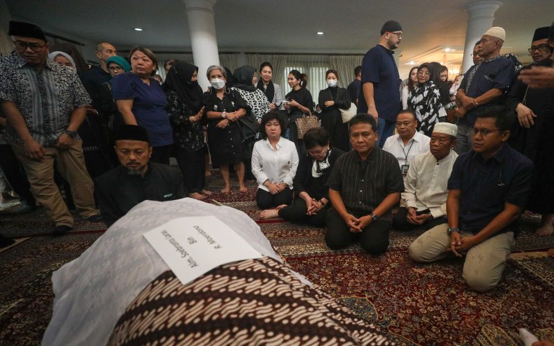 Potret Riuh Rendah Pengantar Pemakaman Soebronto Laras di TPU Karet Bivak