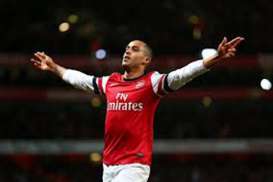 Provokasi Fans Spurs, Walcott Dilempari Koin