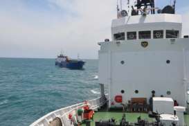 Penjaga Laut Selamatkan KM Burung Laut di Ujung Karawang