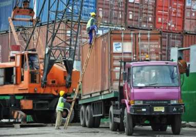 Pelabuhan Tanjung Priok Lumpuh, Angkutan Peti Kemas tak Bergerak