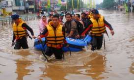 TNI AD Salurkan Bantuan Sembako untuk Korban Banjir Kampung Pulo