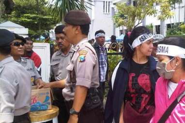 Aksi Save Risma: Demonstran Diimbau Bertahan di Gedung DPRD