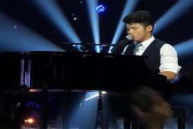 INDONESIAN IDOL: Ubay Bawa Lagu Ungu Sambil Main Piano