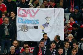 Spanduk 'Gay Gunners' Ejek Mesut Ozil, Muenchen Terancam Denda