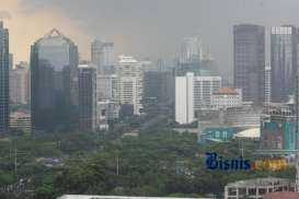 Kendaraan Bermotor Masuki Jalur Lari Stadion GBK