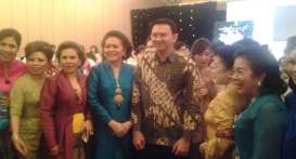 AHOK Berfoto Selfie. "Dipaksa" Para Sosialita Saat Peringati Hari Kartini