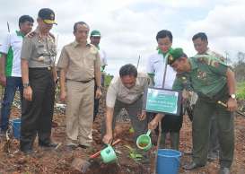 Menhut Tanam Perdana Program Restorasi Ekosistem Riau