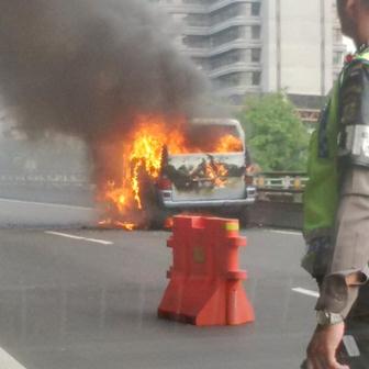 Mobil Terbakar, Jalan Tol Halim-Cawang Tersendat