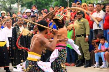 KIRAB BUDAYA: Bupati Kutai Kartanegara Disuguhi Tarian Caci