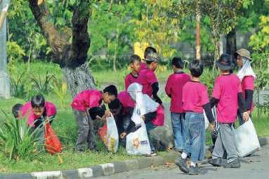 PENDIDIKAN KELUARGA, Cinta Lingkungan Sejak Kecil